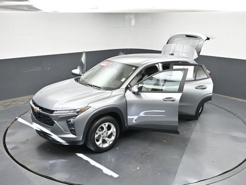 Used 2025 Chevrolet Trax LS w/ LS Convenience Package FWD image 41