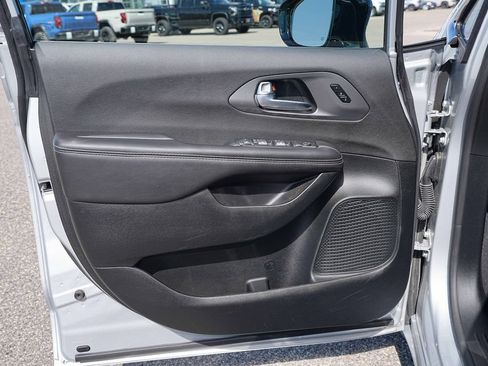 Used 2026 Chrysler Pacifica Select FWD image 25