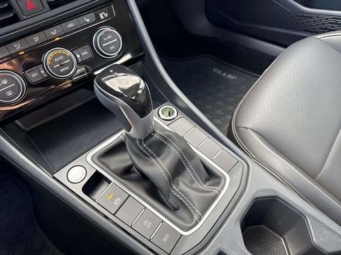 Used 2024 Volkswagen Jetta SE w/ Panoramic Sunroof Package image 7