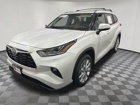 Used 2026 Toyota Highlander Limited AWD/4WD image 3