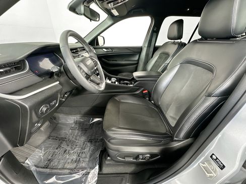 Used 2023 Jeep Grand Cherokee Altitude AWD/4WD image 20
