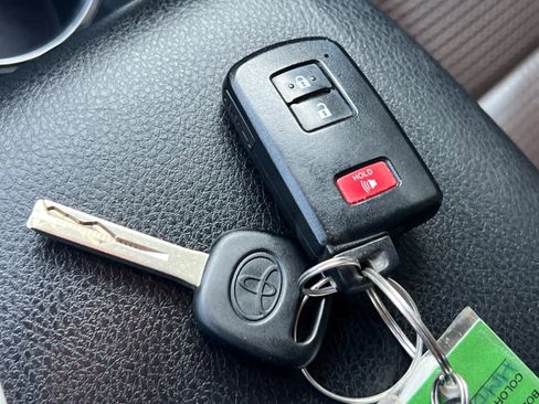 Used 2017 Toyota Tacoma Limited image 27