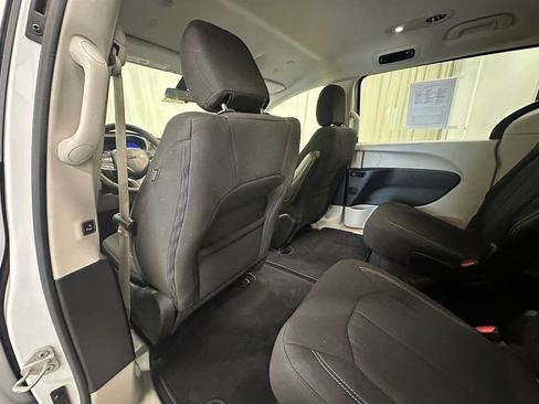 Used 2022 Chrysler Voyager LX image 25