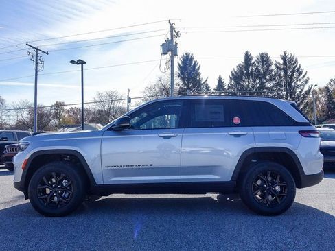 New 2025 Jeep Grand Cherokee Altitude image 11