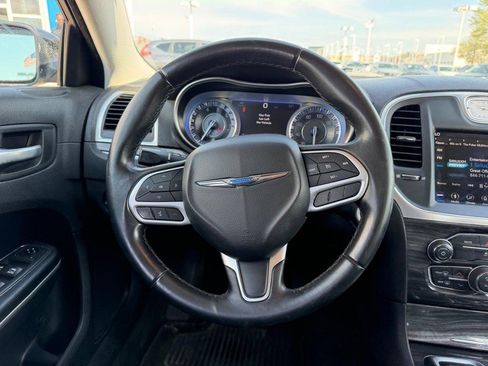 Used 2018 Chrysler 300 Touring AWD/4WD image 10