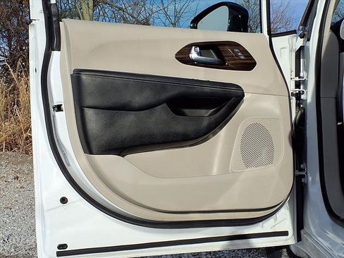 Used 2023 Chrysler Pacifica Limited image 28