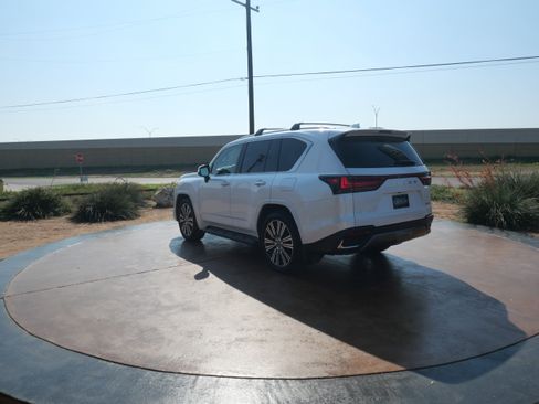 Certified 2025 Lexus LX 600 4WD w/ Luxury Package image 4