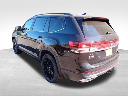 Used 2025 Volkswagen Atlas SE w/ Panoramic Sunroof Package image 3