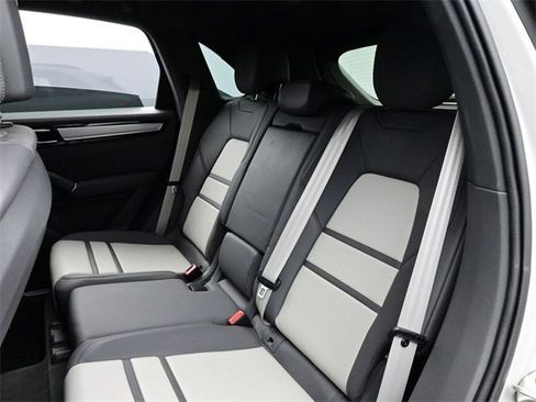 Used 2022 Porsche Cayenne Platinum Edition image 13