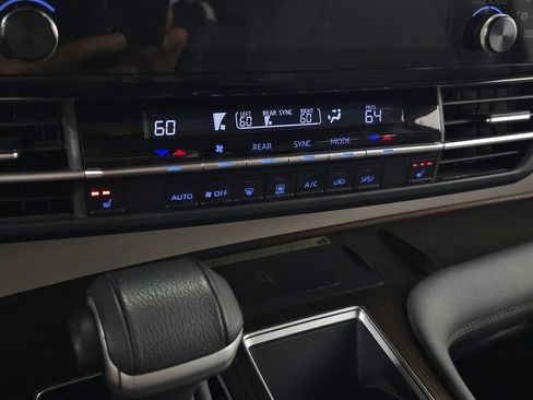 Used 2022 Toyota Sienna XLE w/ XLE Plus Package AWD/4WD image 28