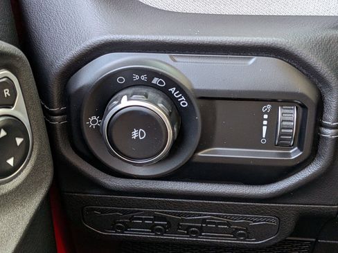 Used 2025 Jeep Wrangler Unlimited Sahara AWD/4WD image 17