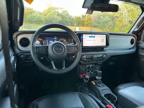Used 2024 Jeep Gladiator Sport image 12