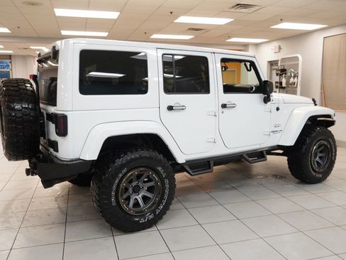 Used 2016 Jeep Wrangler Unlimited Sahara w/ Connectivity Group AWD/4WD image 10