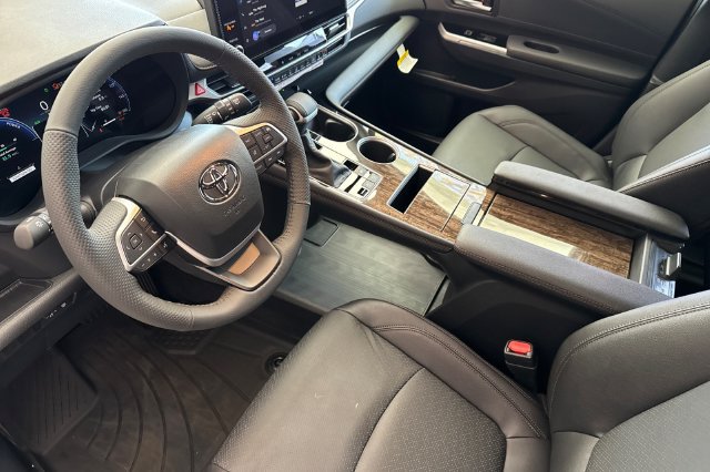 Used 2026 Toyota Sienna Limited FWD image 6