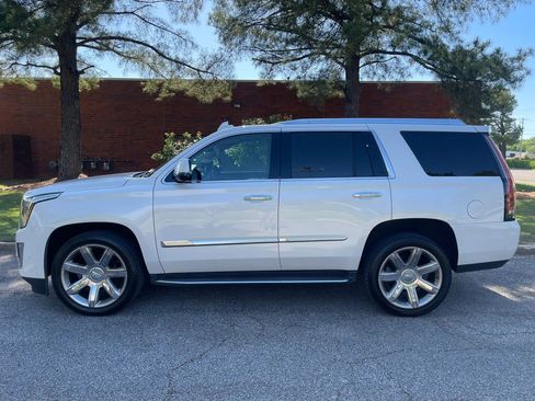 Used 2020 Cadillac Escalade Luxury RWD image 2