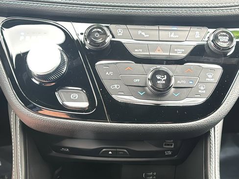 New 2026 Chrysler Pacifica Limited w/ Uconnect Theater Family Group image 30