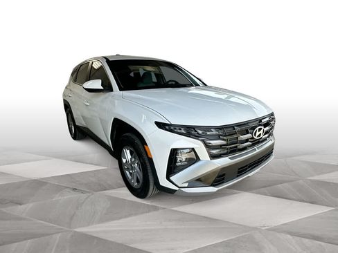 Used 2025 Hyundai Tucson SE FWD image 2