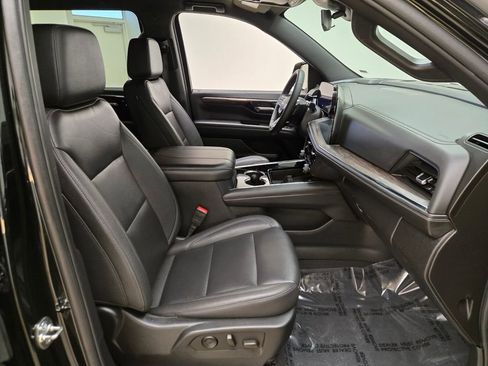 Used 2025 Chevrolet Suburban LT image 26