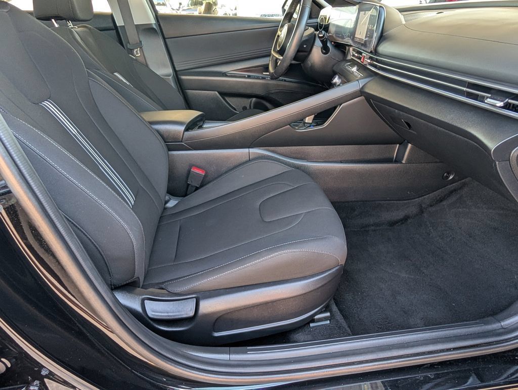 Used 2025 Hyundai Elantra SEL FWD image 23