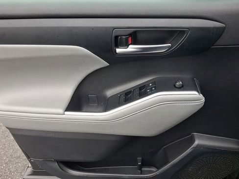 Used 2024 Toyota Highlander XLE image 13