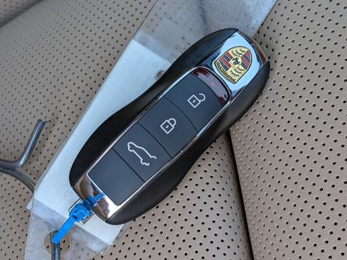 Certified 2025 Porsche Macan AWD/4WD image 39