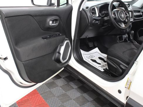 Used 2018 Jeep Renegade Latitude FWD image 15