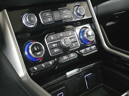 Used 2024 GMC Yukon Denali w/ Advanced Technology Package AWD/4WD image 34