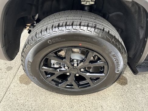 New 2025 Jeep Grand Cherokee Altitude image 18