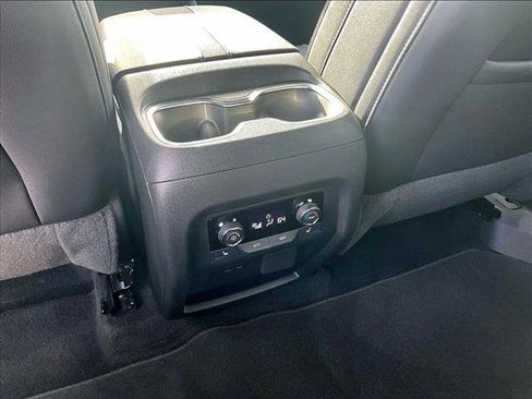 Used 2025 Chevrolet Traverse RS FWD image 25