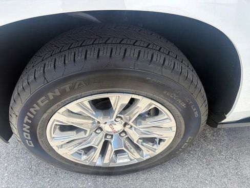 Used 2024 GMC Yukon XL Denali w/ Advanced Technology Package AWD/4WD image 4