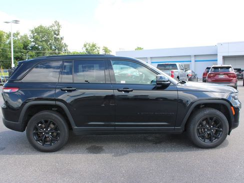 Used 2024 Jeep Grand Cherokee Altitude AWD/4WD image 11