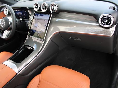 Used 2025 Mercedes-Benz GLC 300 4MATIC image 27