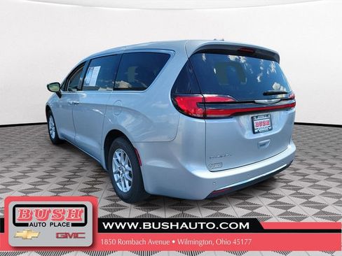 Used 2024 Chrysler Pacifica Touring-L FWD image 3
