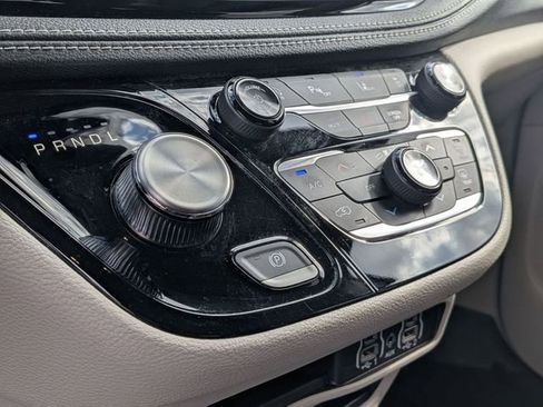 Used 2023 Chrysler Pacifica Touring-L image 20