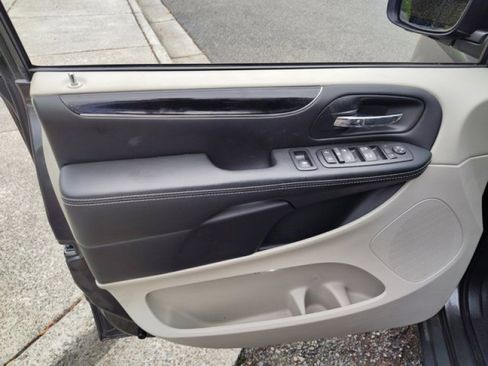 Used 2016 Dodge Grand Caravan SE image 18