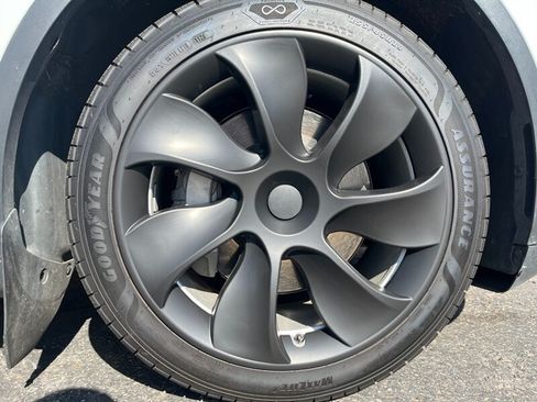 Used 2024 Tesla Model Y Long Range RWD image 37