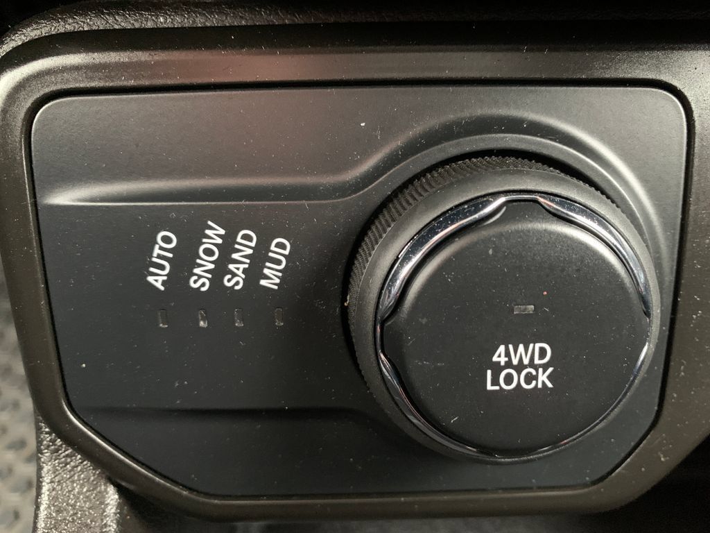 Used 2023 Jeep Renegade Latitude AWD/4WD image 24