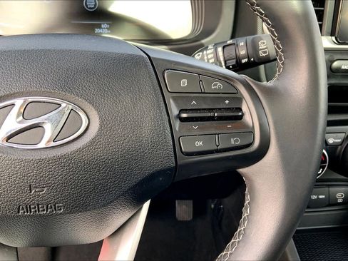 Used 2025 Hyundai Venue SEL image 23