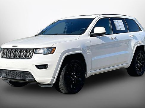 Used 2017 Jeep Grand Cherokee Altitude RWD image 4