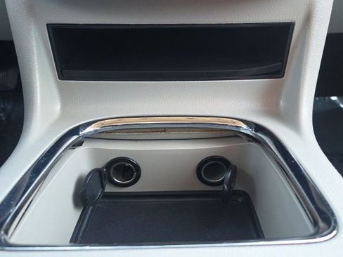 Used 2016 Dodge Grand Caravan SXT image 32