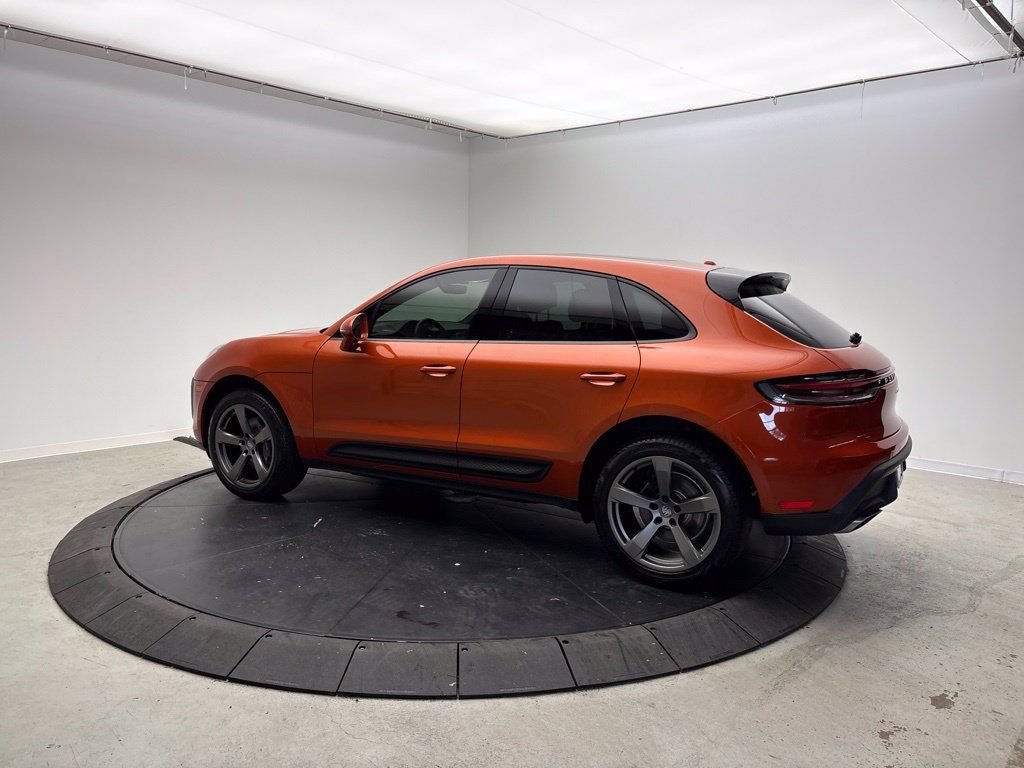 Certified 2024 Porsche Macan AWD/4WD image 3