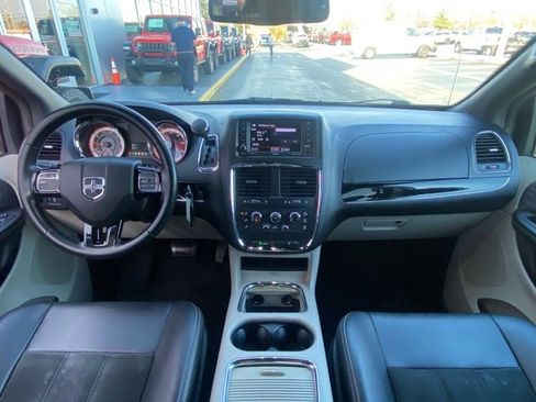 Used 2019 Dodge Grand Caravan SXT image 18