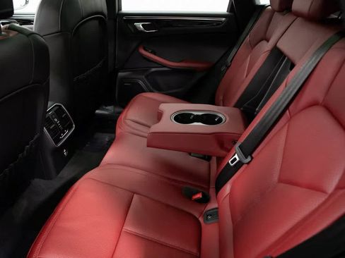 Certified 2025 Porsche Macan image 28