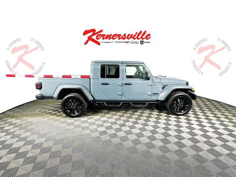 Used 2025 Jeep Gladiator Sport image 8