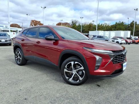 Used 2024 Chevrolet Trax RS w/ Sunroof Package image 2