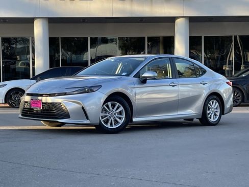 Used 2025 Toyota Camry LE image 2