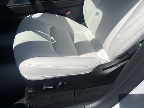 Used 2022 Tesla Model Y Performance AWD/4WD image 17