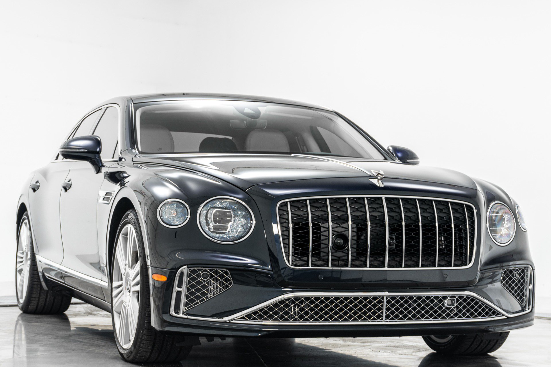 Used 2026 Bentley Flying Spur Azure AWD/4WD image 3