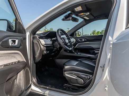 Used 2024 Jeep Compass Latitude AWD/4WD image 16