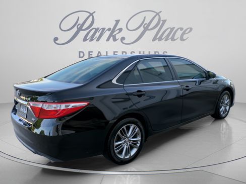 Used 2017 Toyota Camry SE w/ Moonroof Package FWD image 6